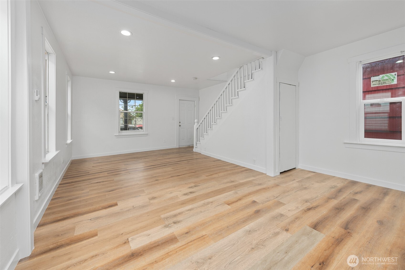 605 W 1st Street Property Photo 6