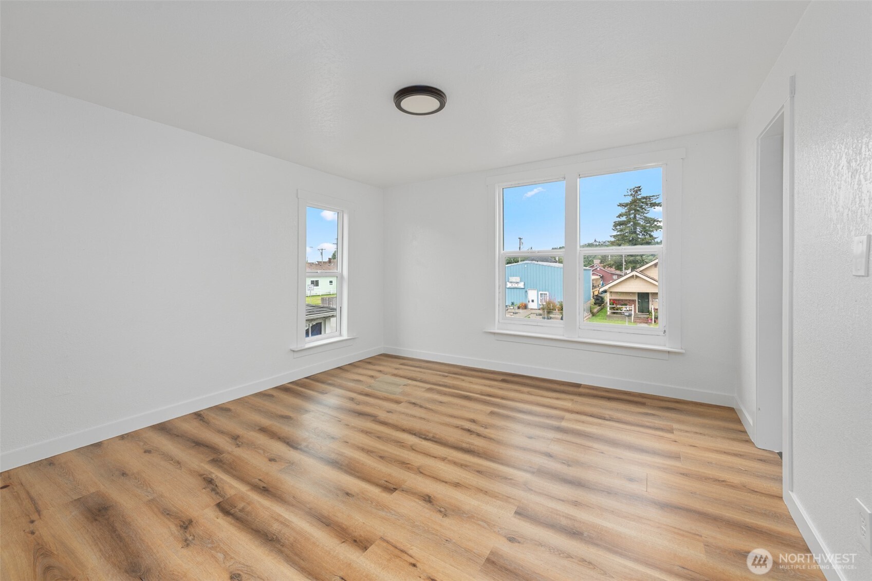 605 W 1st Street Property Photo 11