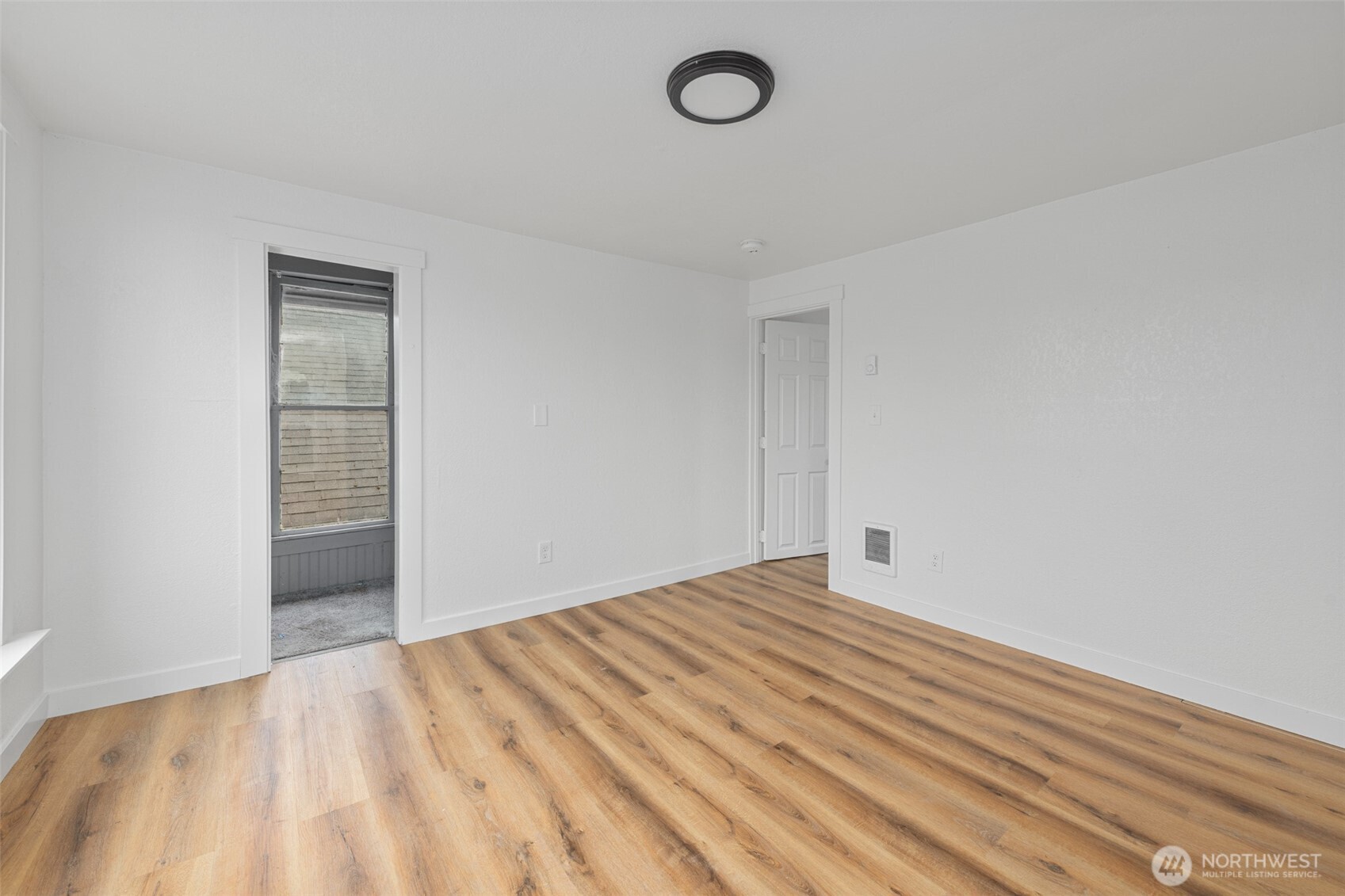 605 W 1st Street Property Photo 13