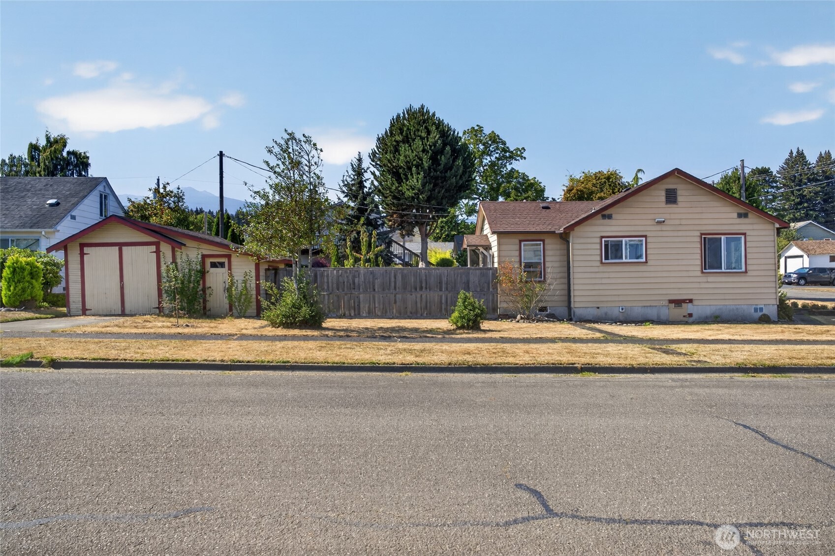 903 S Albert Street Property Photo 4