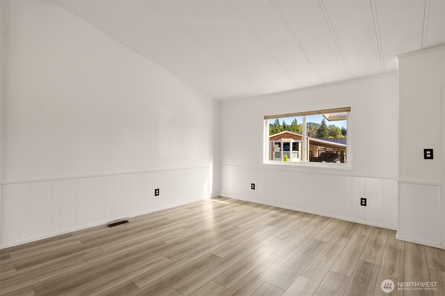 2228 Anadoll Avenue Property Photo 9