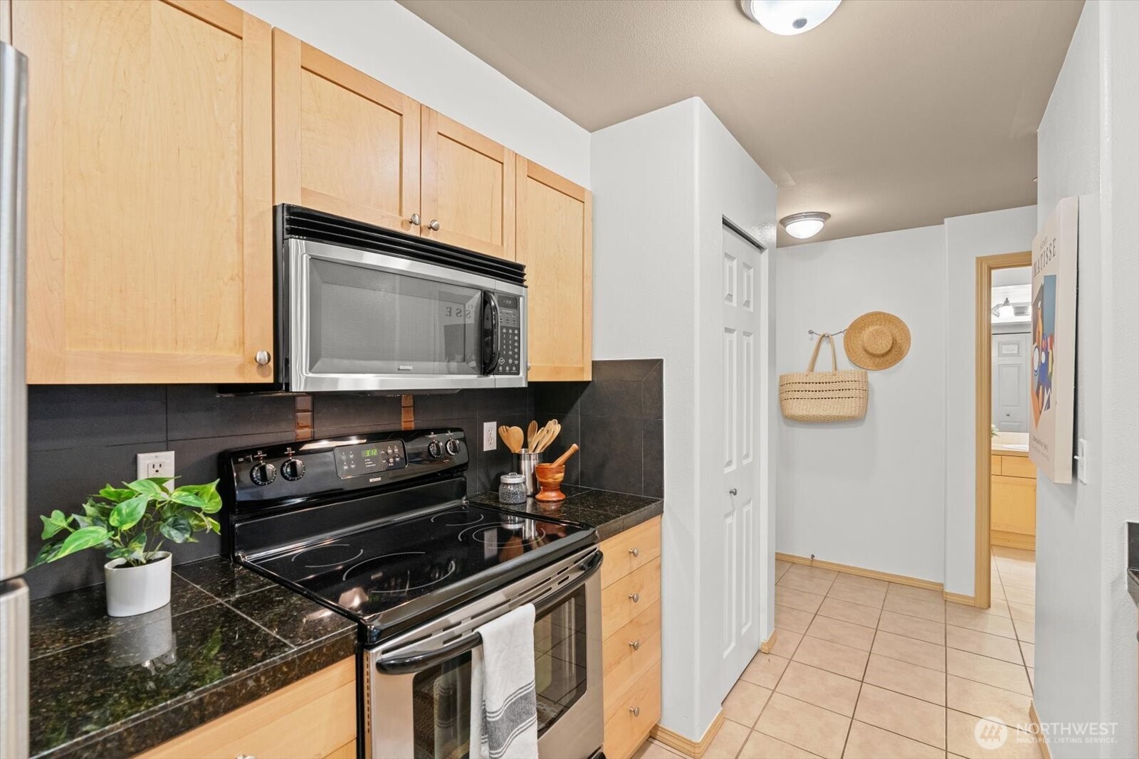 9057 Greenwood Avenue 306 Property Photo 4