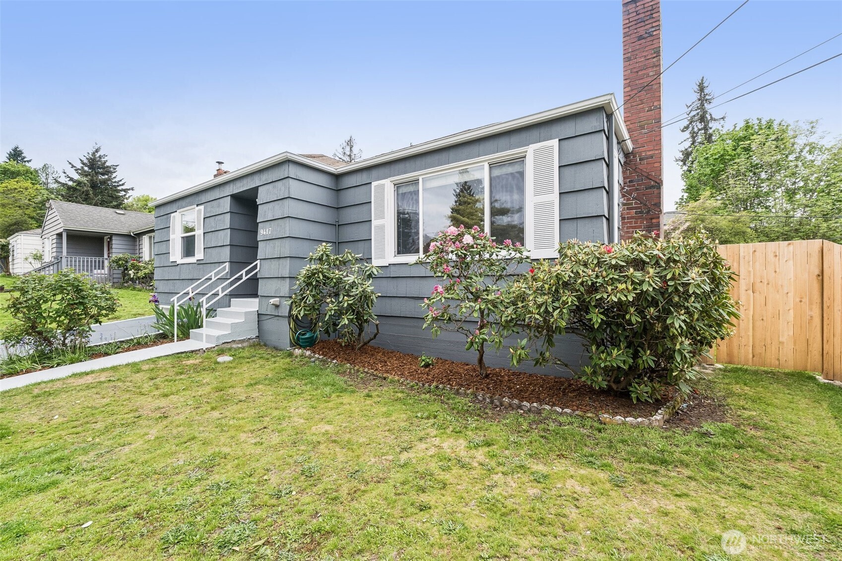 9417 44th Place Property Photo 3