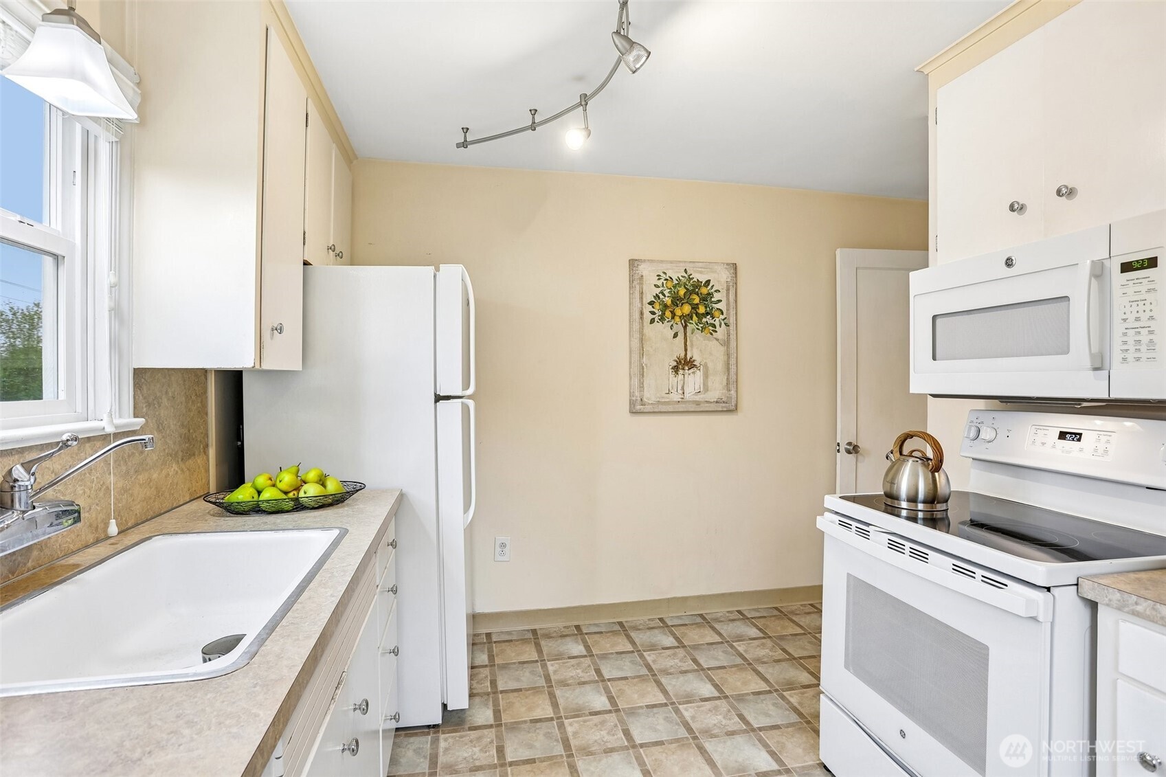 9417 44th Place Property Photo 12