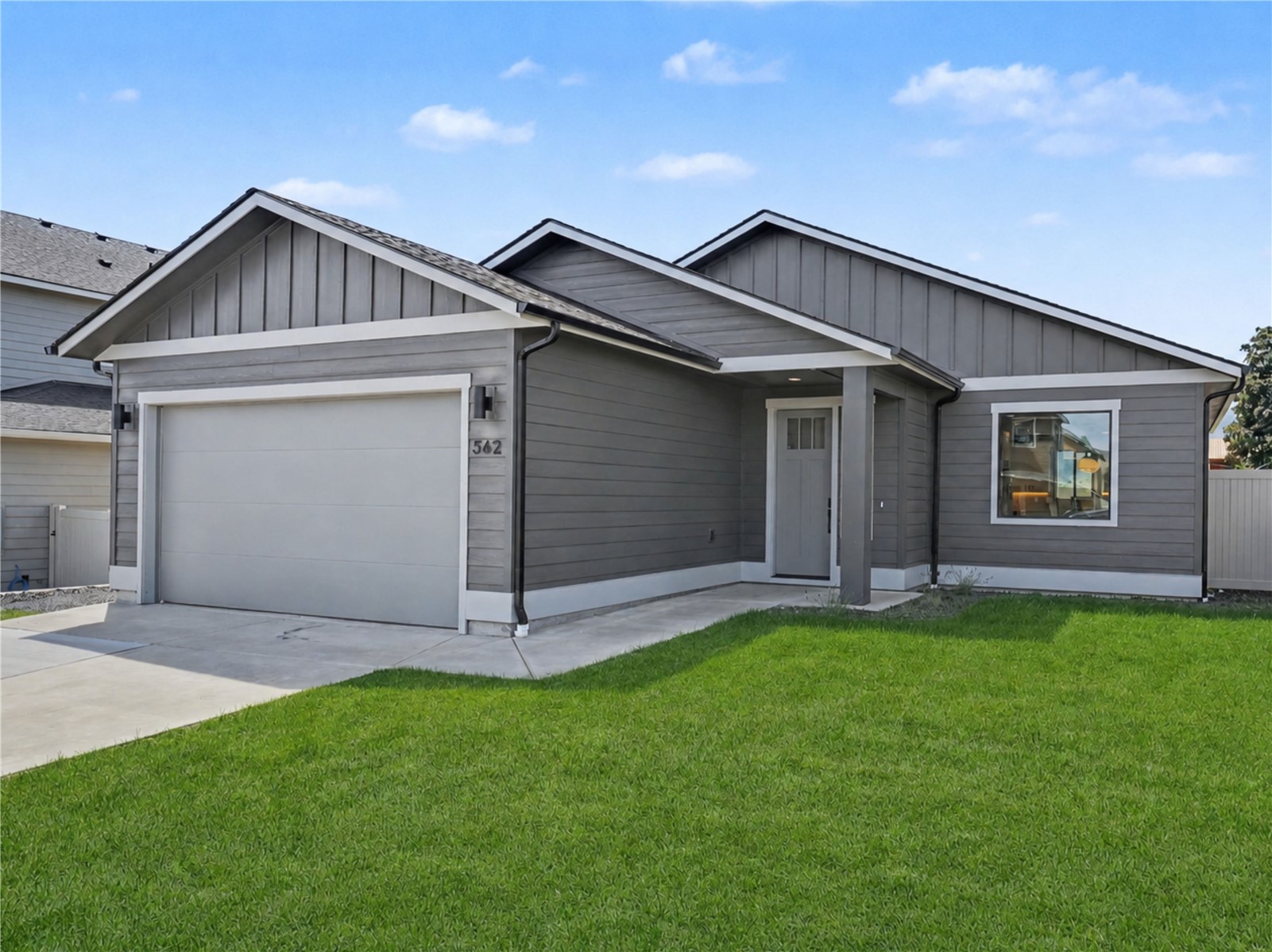 562 S Oasis Loop Property Photo 1