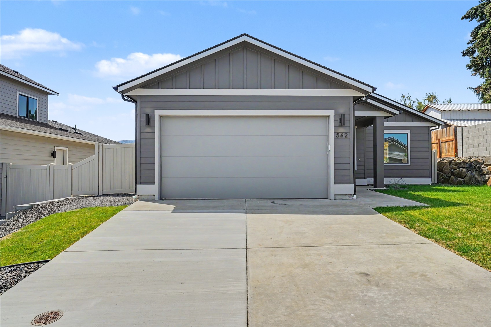 562 S Oasis Loop Property Photo 2