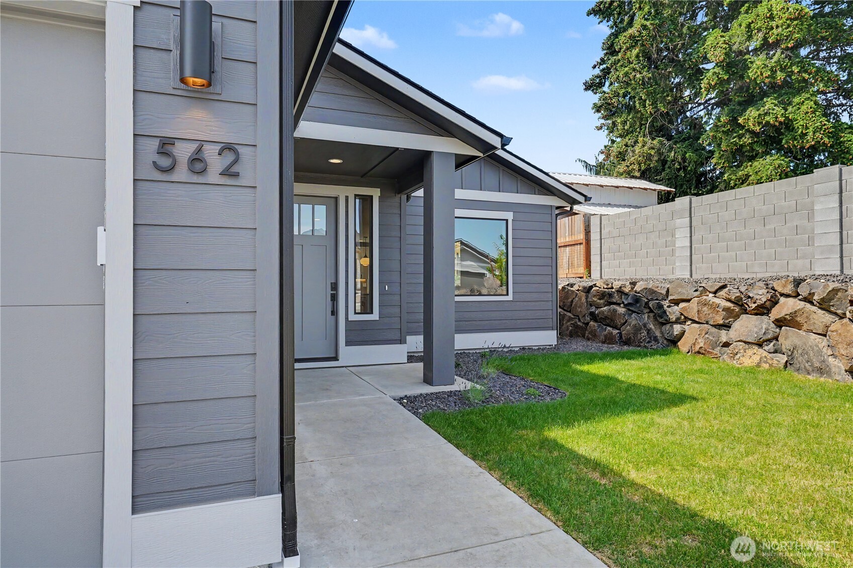 562 S Oasis Loop Property Photo 3