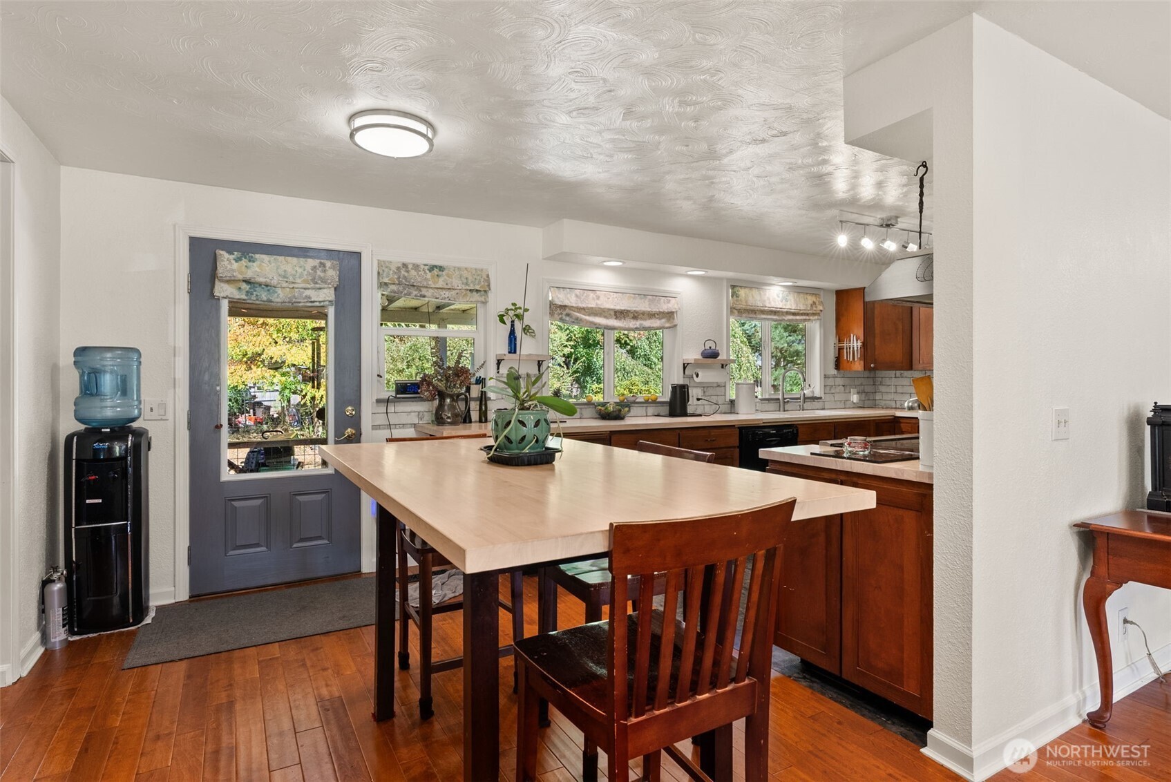 17642 Irwin Street Property Photo 4