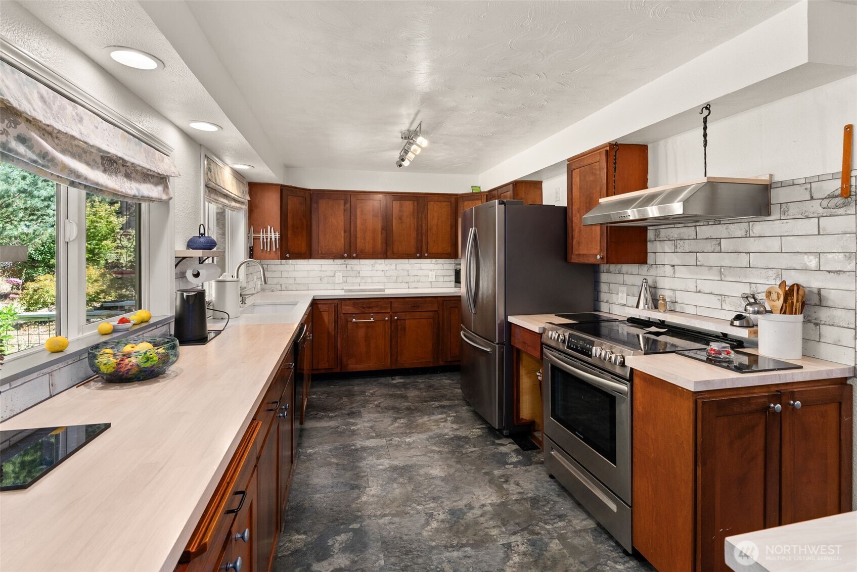 17642 Irwin Street Property Photo 5
