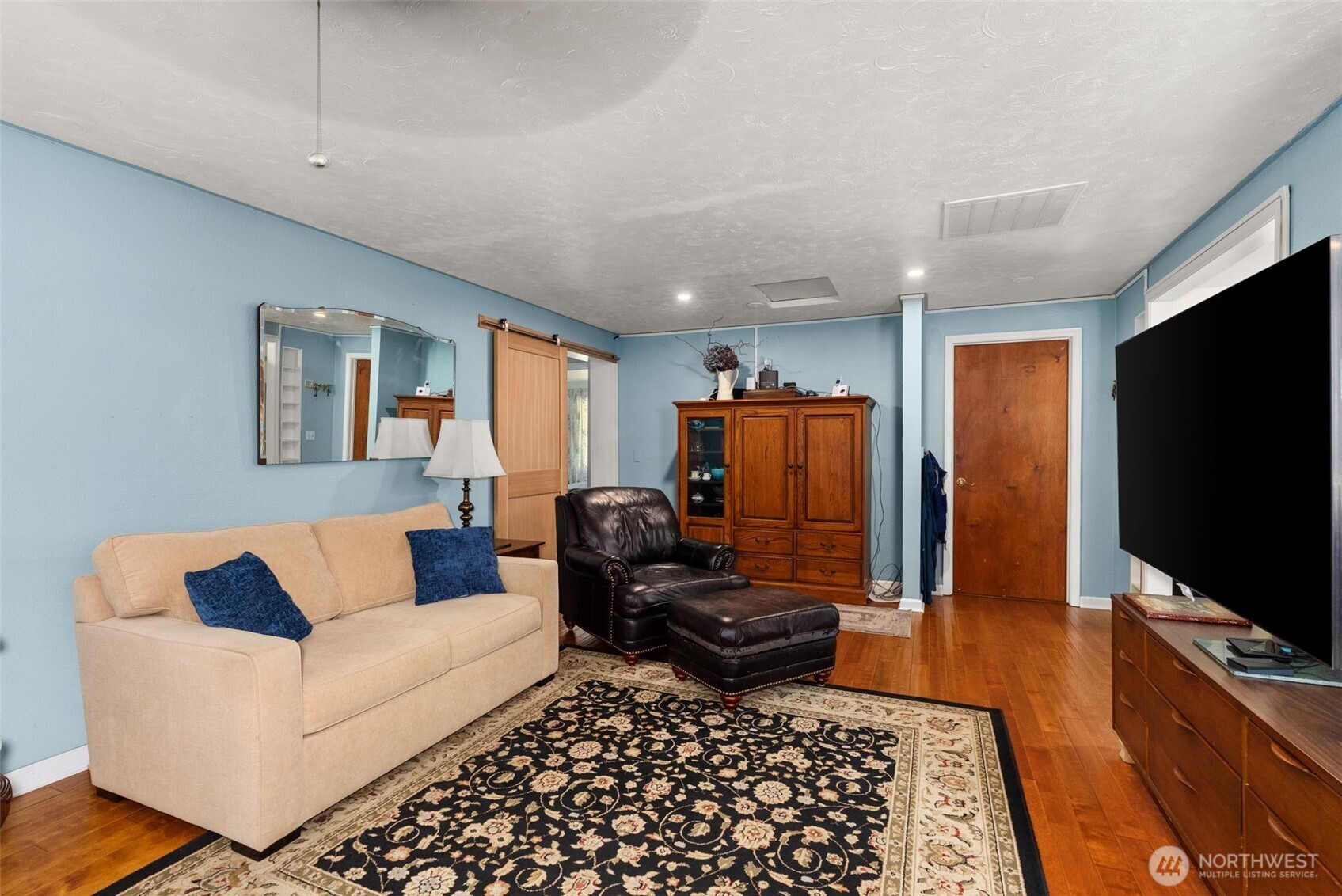 17642 Irwin Street Property Photo 7