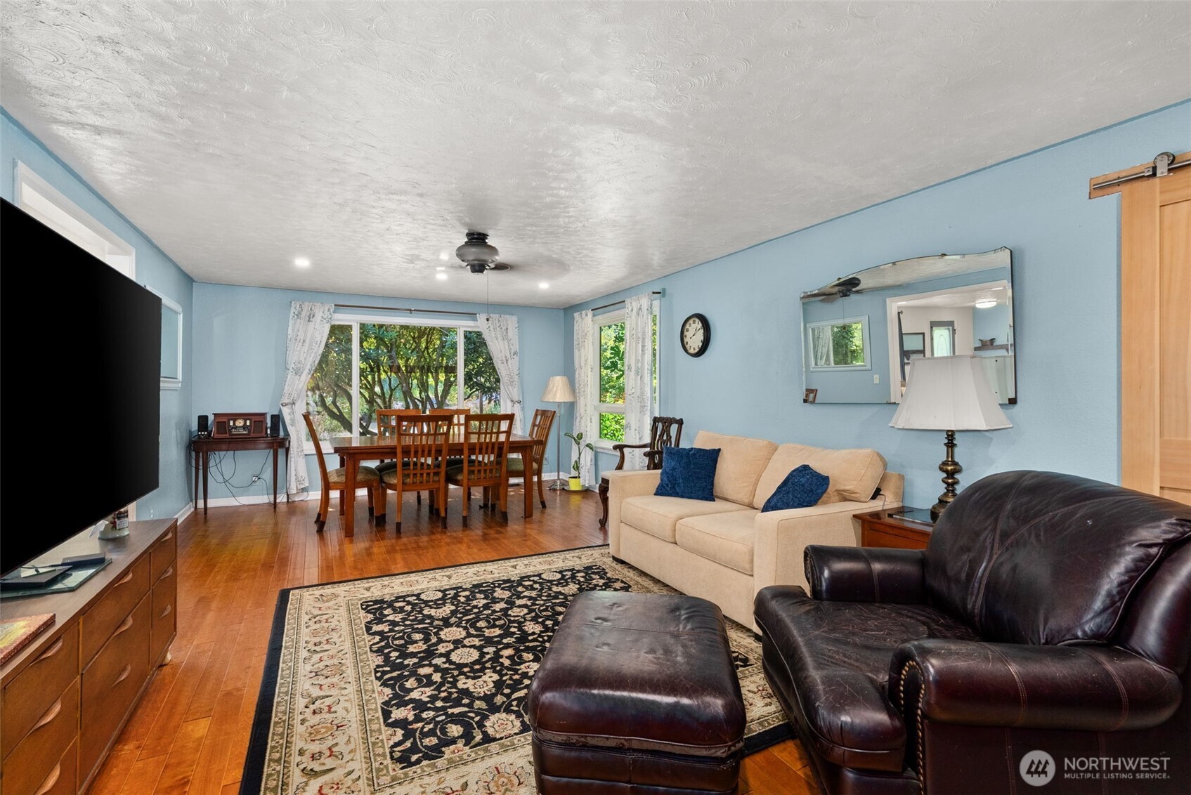 17642 Irwin Street Property Photo 8