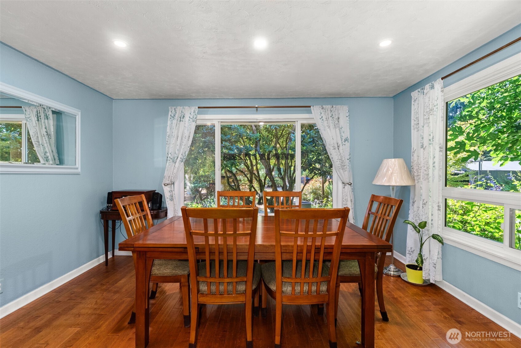 17642 Irwin Street Property Photo 9