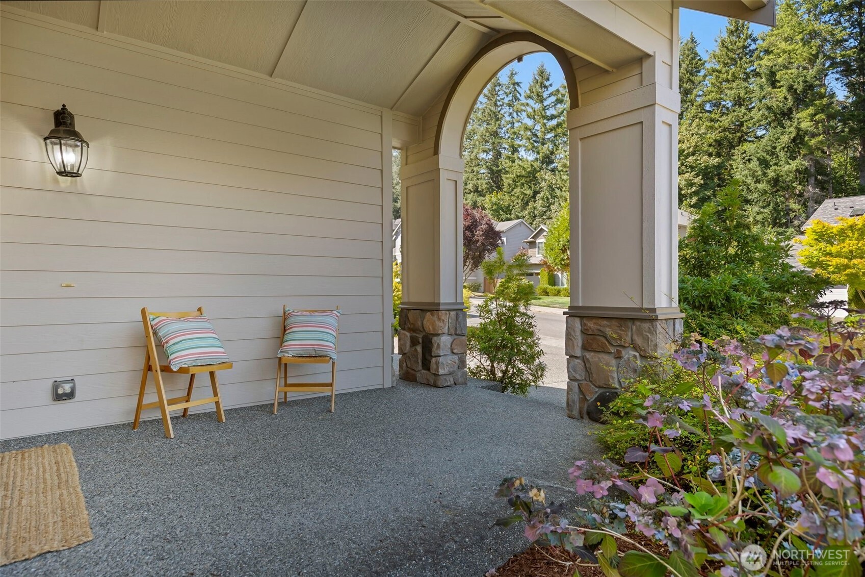 2741 Ne Noll Valley Loop Property Photo 4