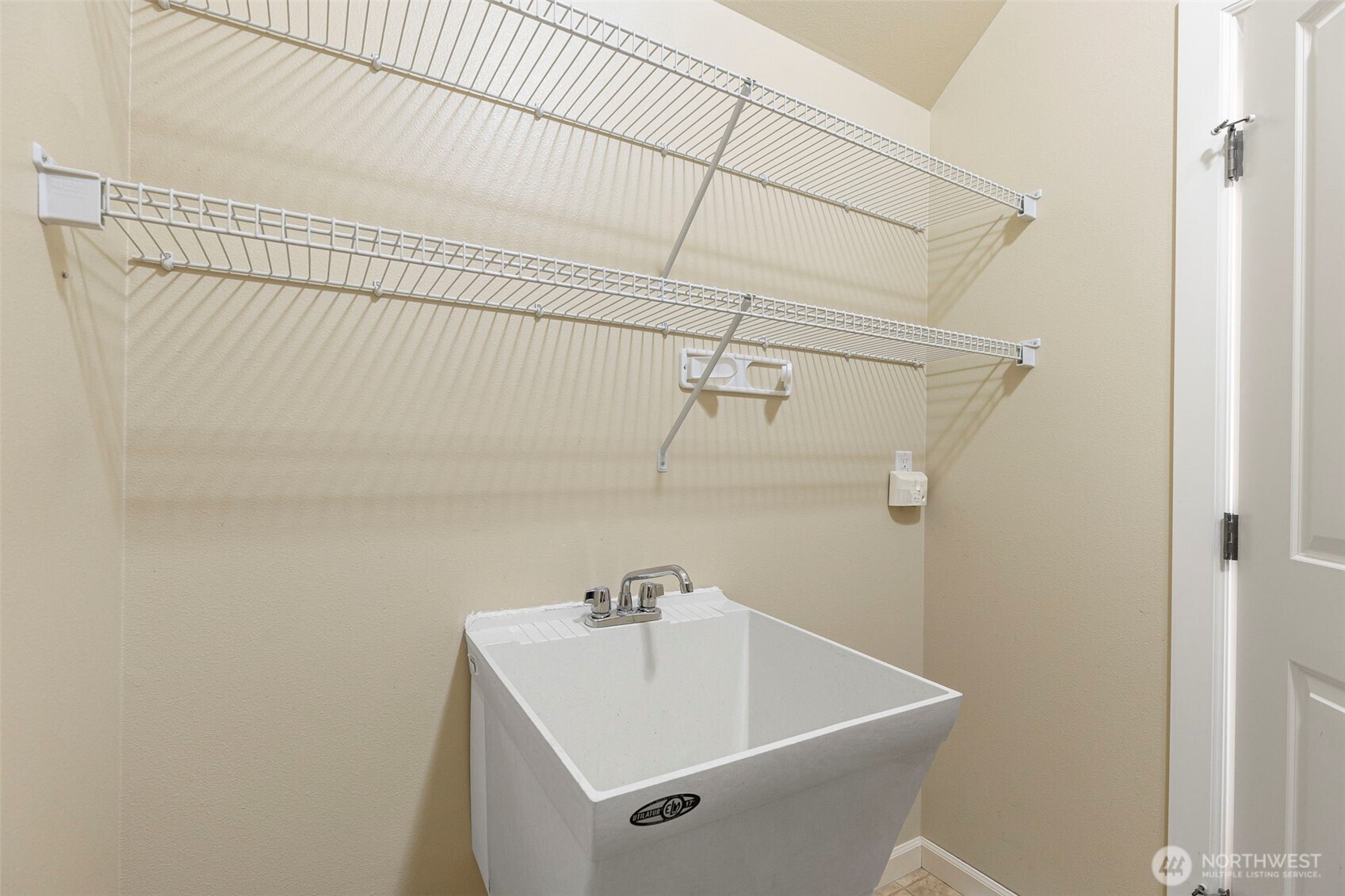2741 Ne Noll Valley Loop Property Photo 22