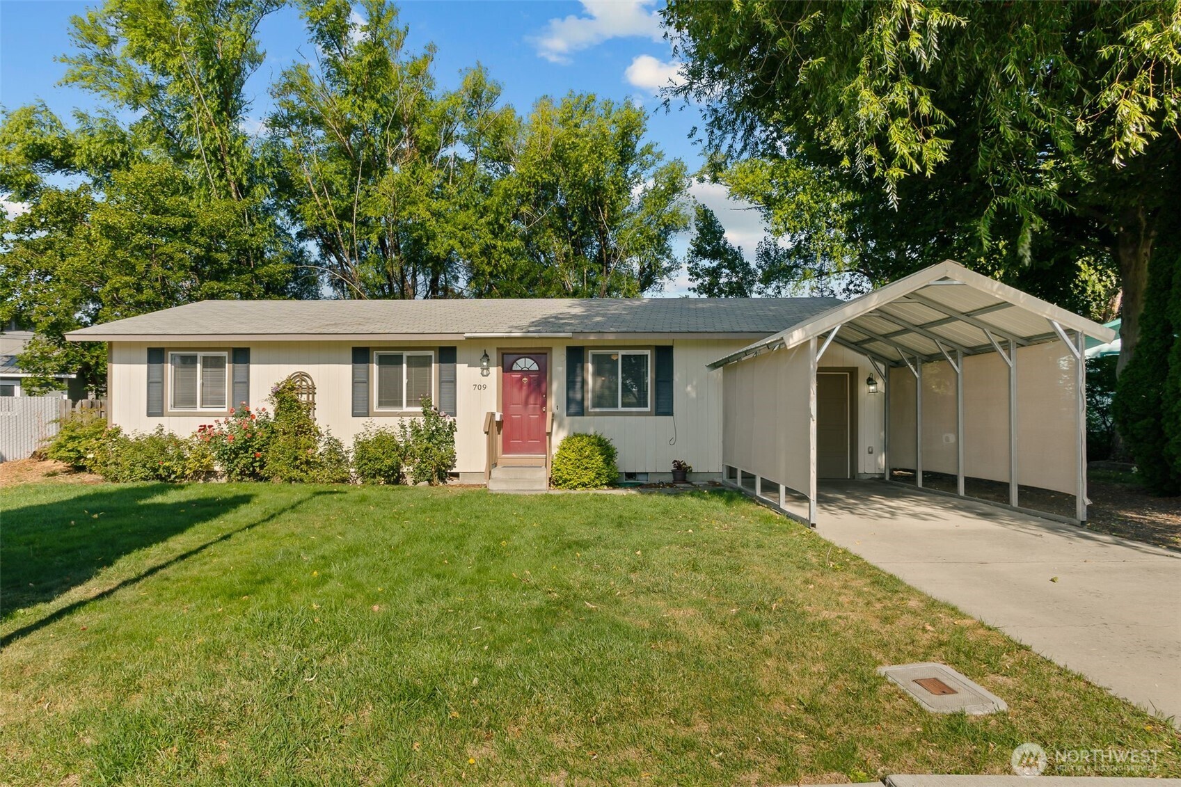 709 E White Birch Avenue Property Photo 1