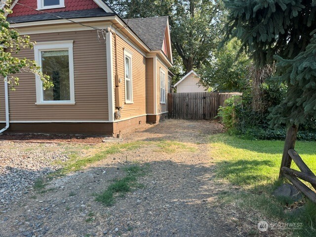 822 E Alder Property Photo 3