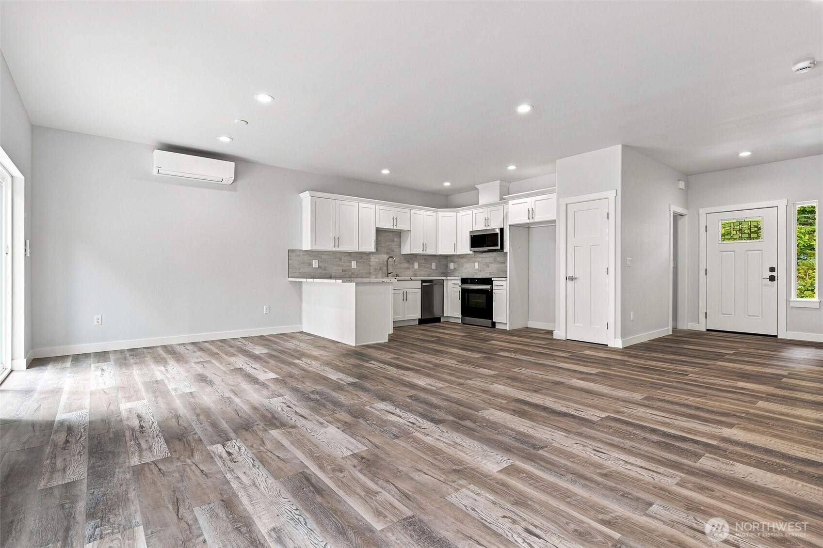 740 E Lakeshore Drive East Property Photo 4