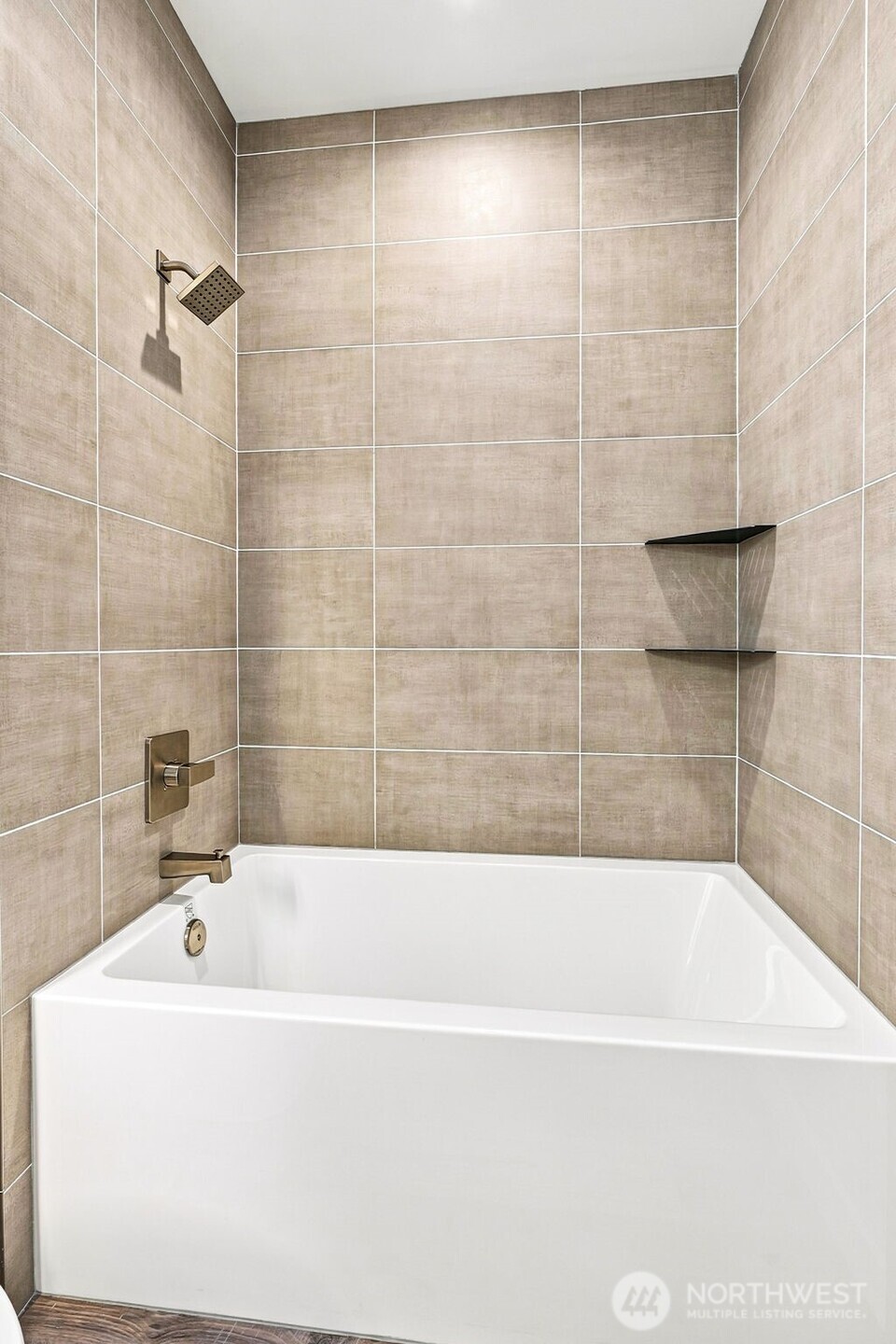 740 E Lakeshore Drive East Property Photo 12
