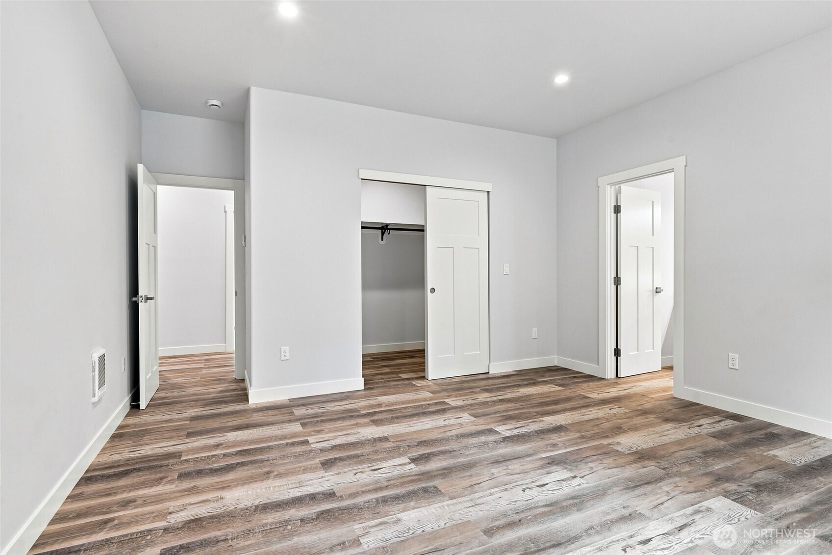 740 E Lakeshore Drive East Property Photo 17