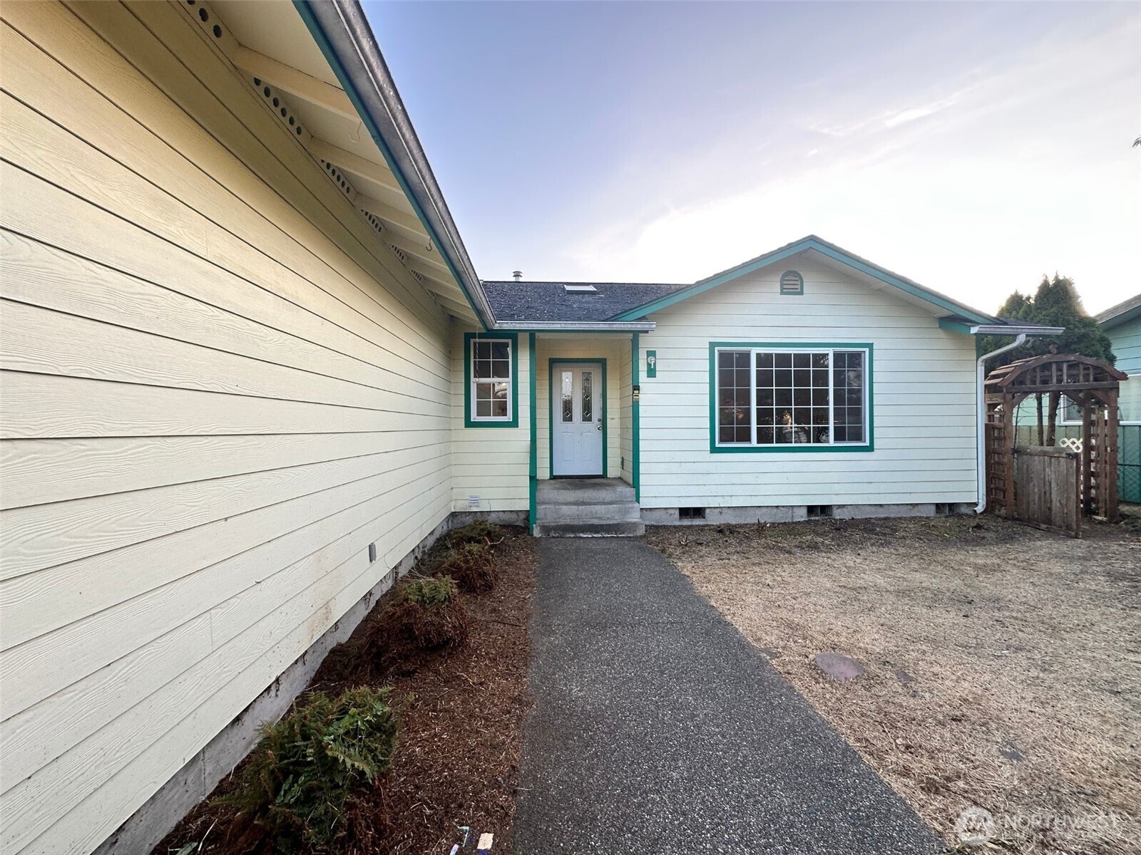 2111 Laurel St Property Photo 2