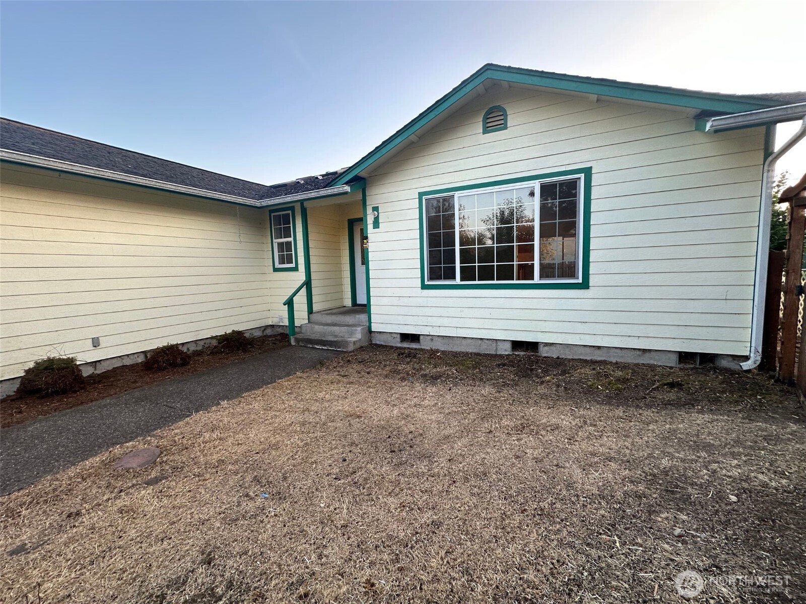 2111 Laurel St Property Photo 3
