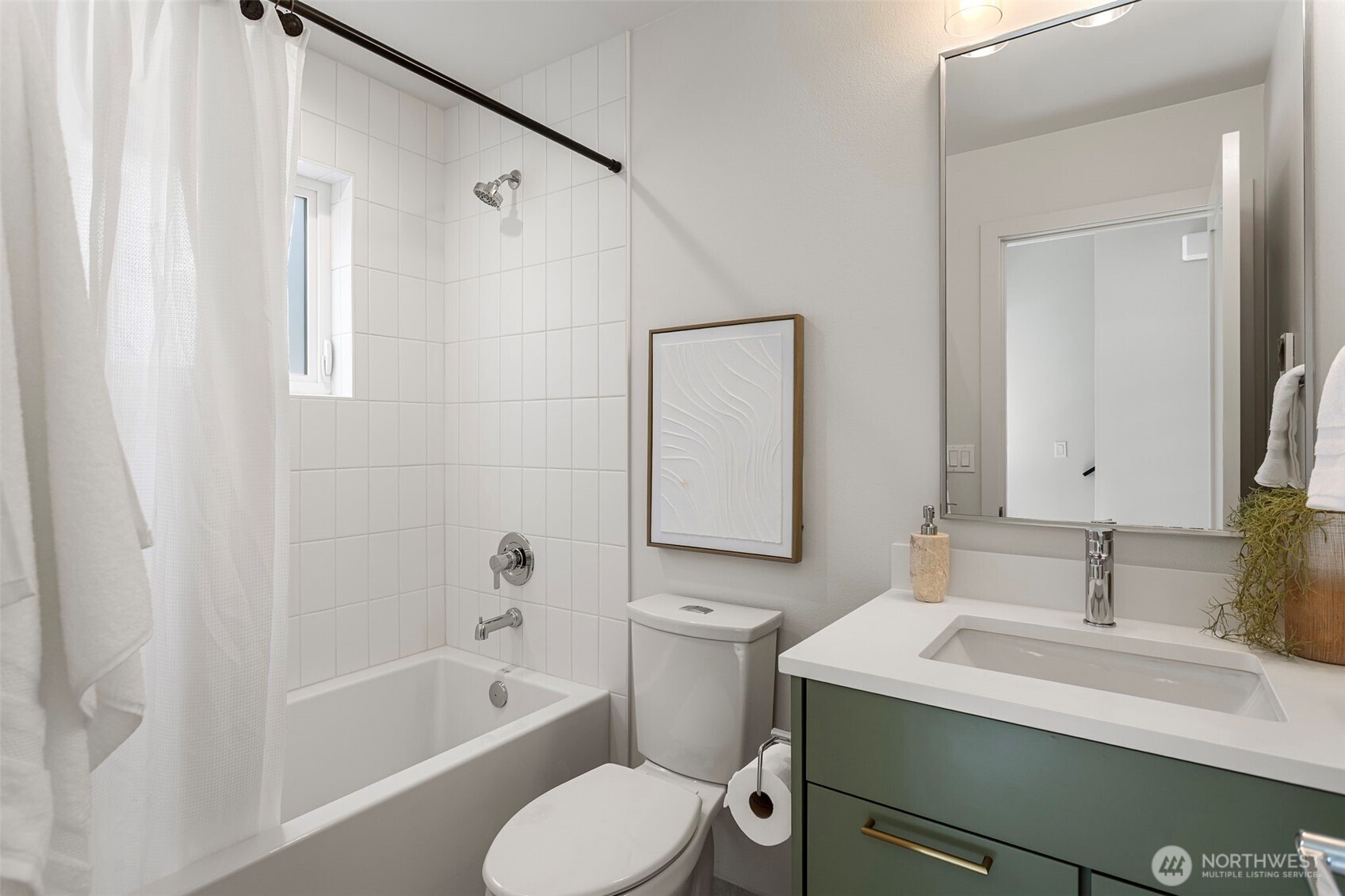 8039 Wallingford Avenue B Property Photo 5