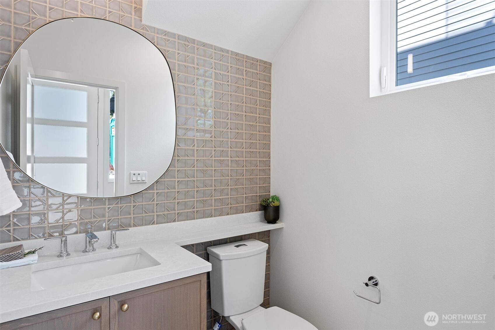 8037 Wallingford Avenue Property Photo 11