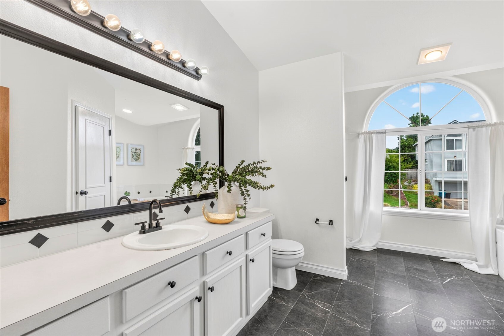 1247 E Pioneer Loop Property Photo 12