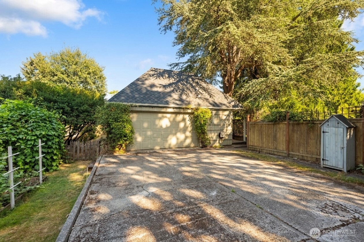 1867 Gossard St Property Photo 37