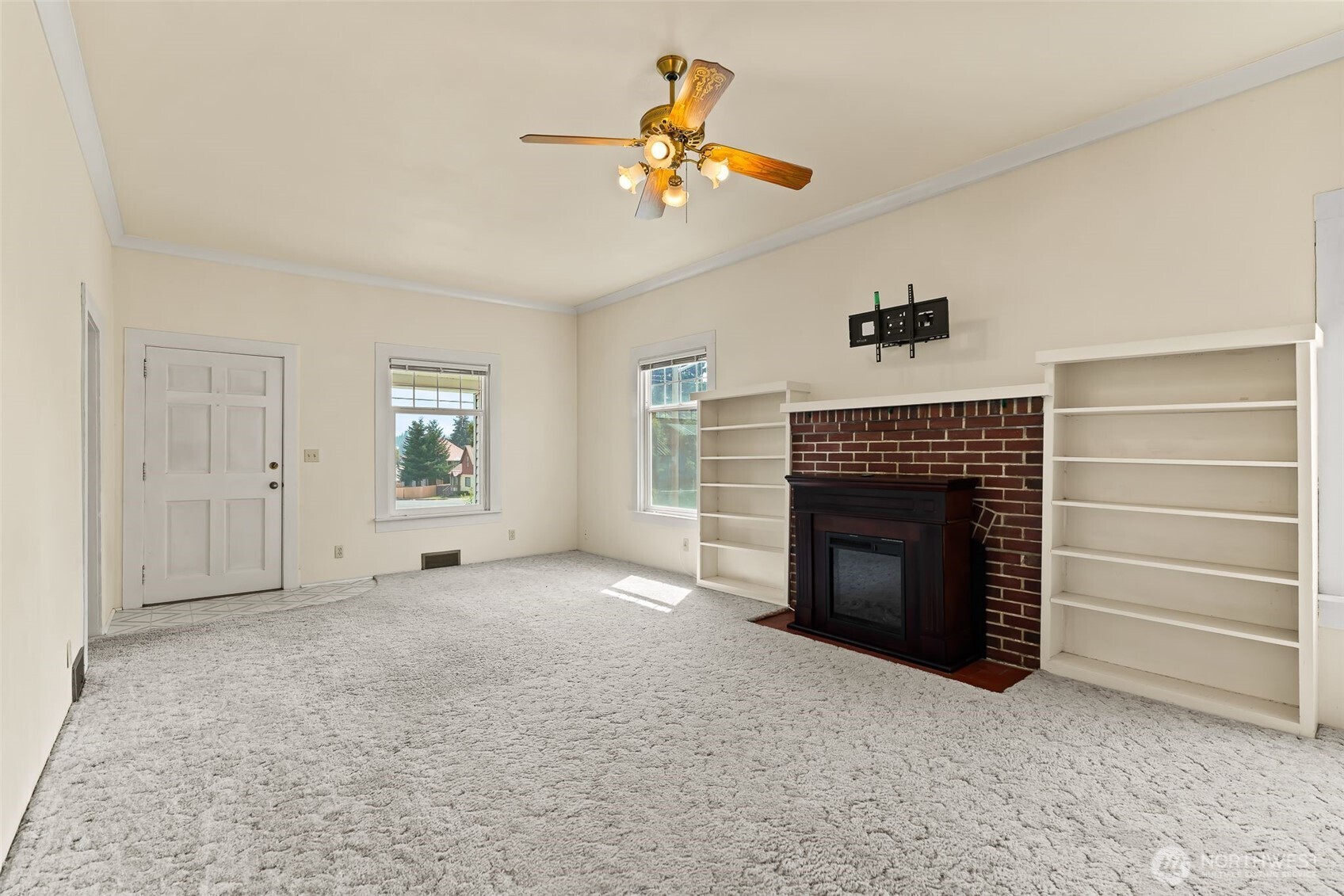 101 E Utah Avenue Property Photo 6