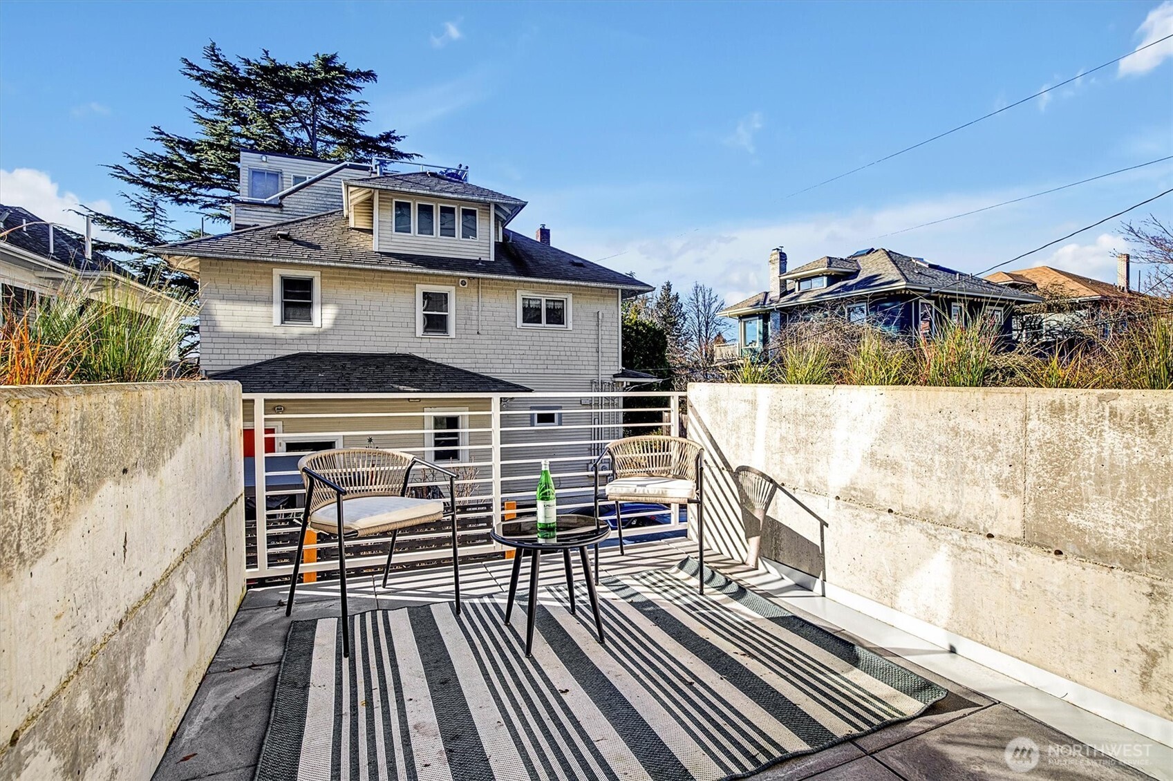1227 E Roy Street Property Photo 6