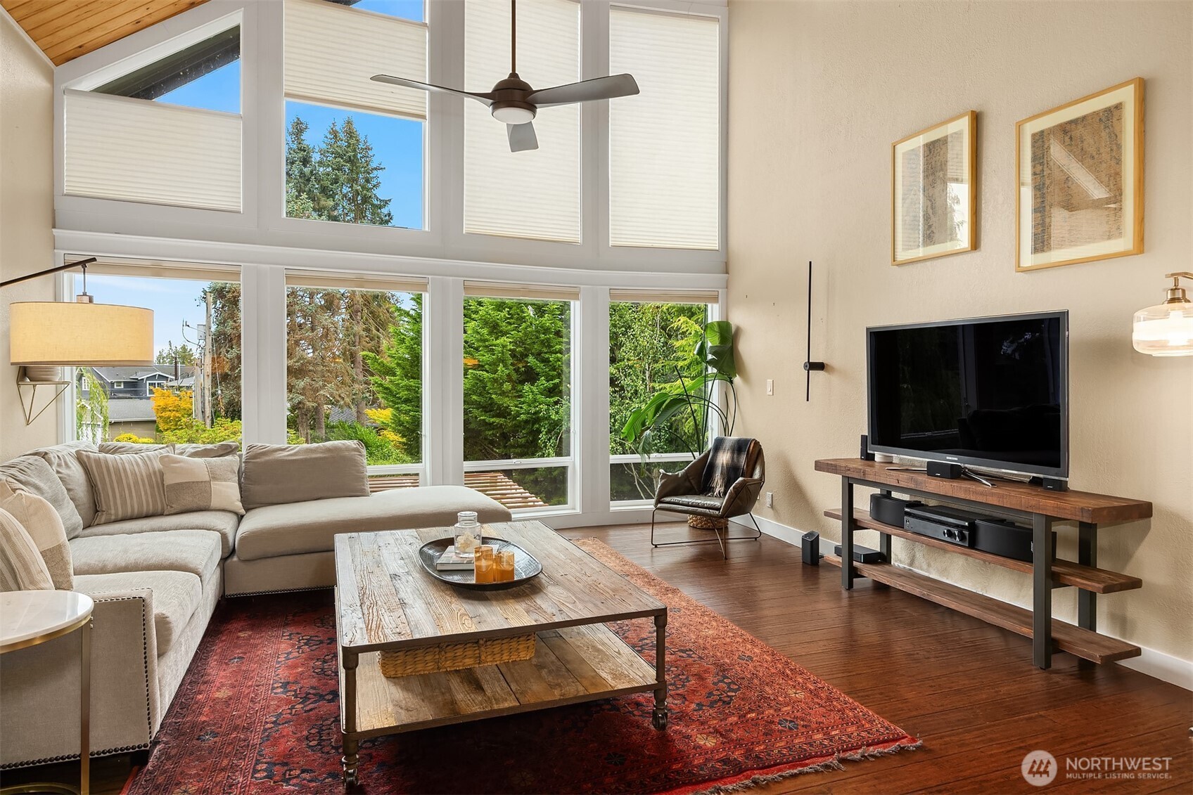 1542 10th Place Property Photo 3