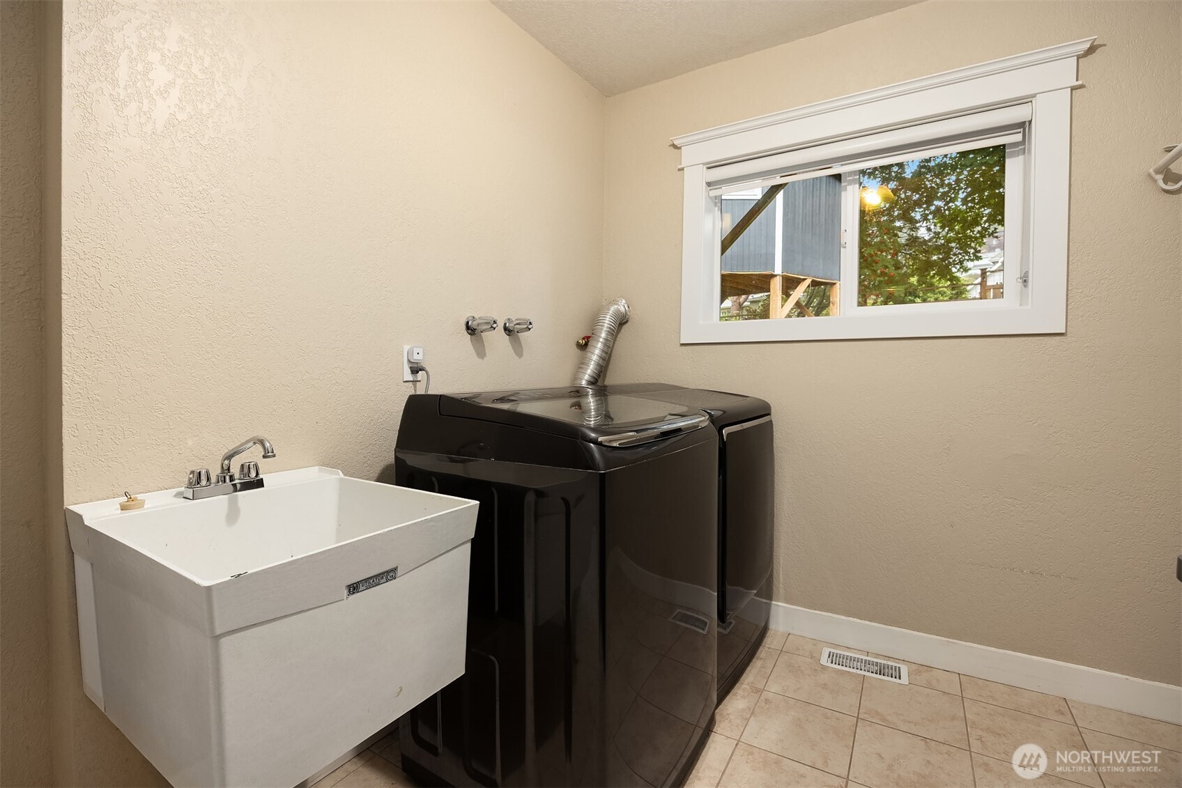 1542 10th Place Property Photo 26