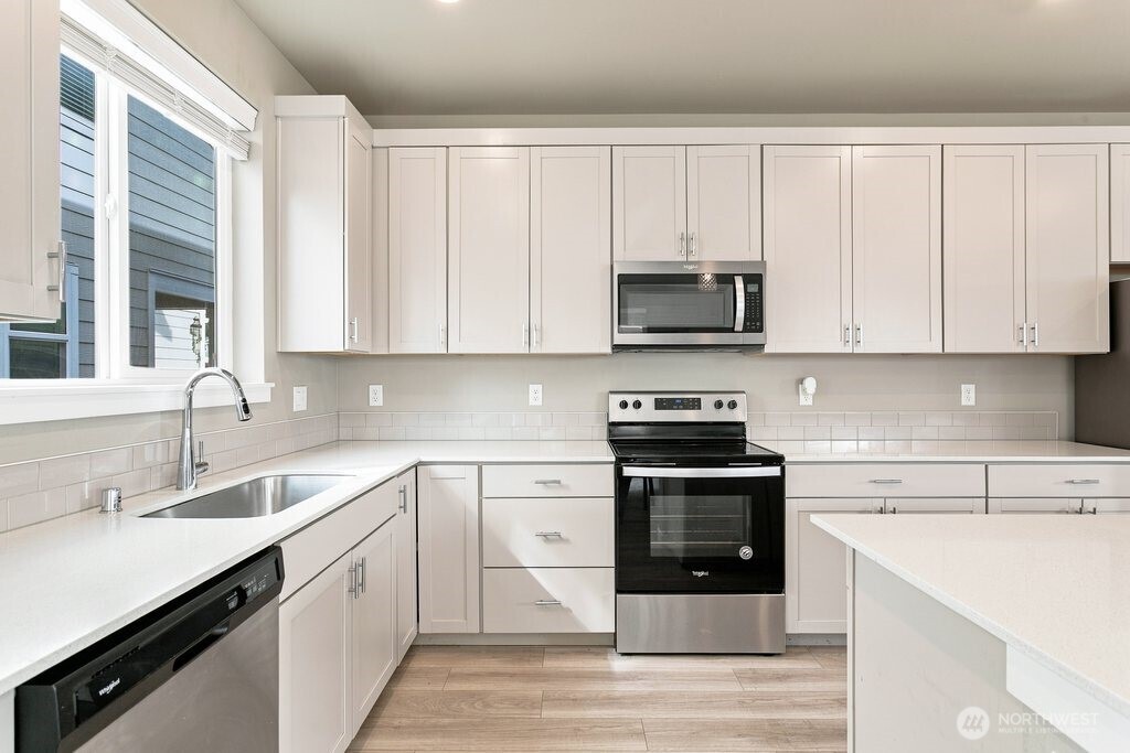 939 Vine Maple Street Property Photo 8