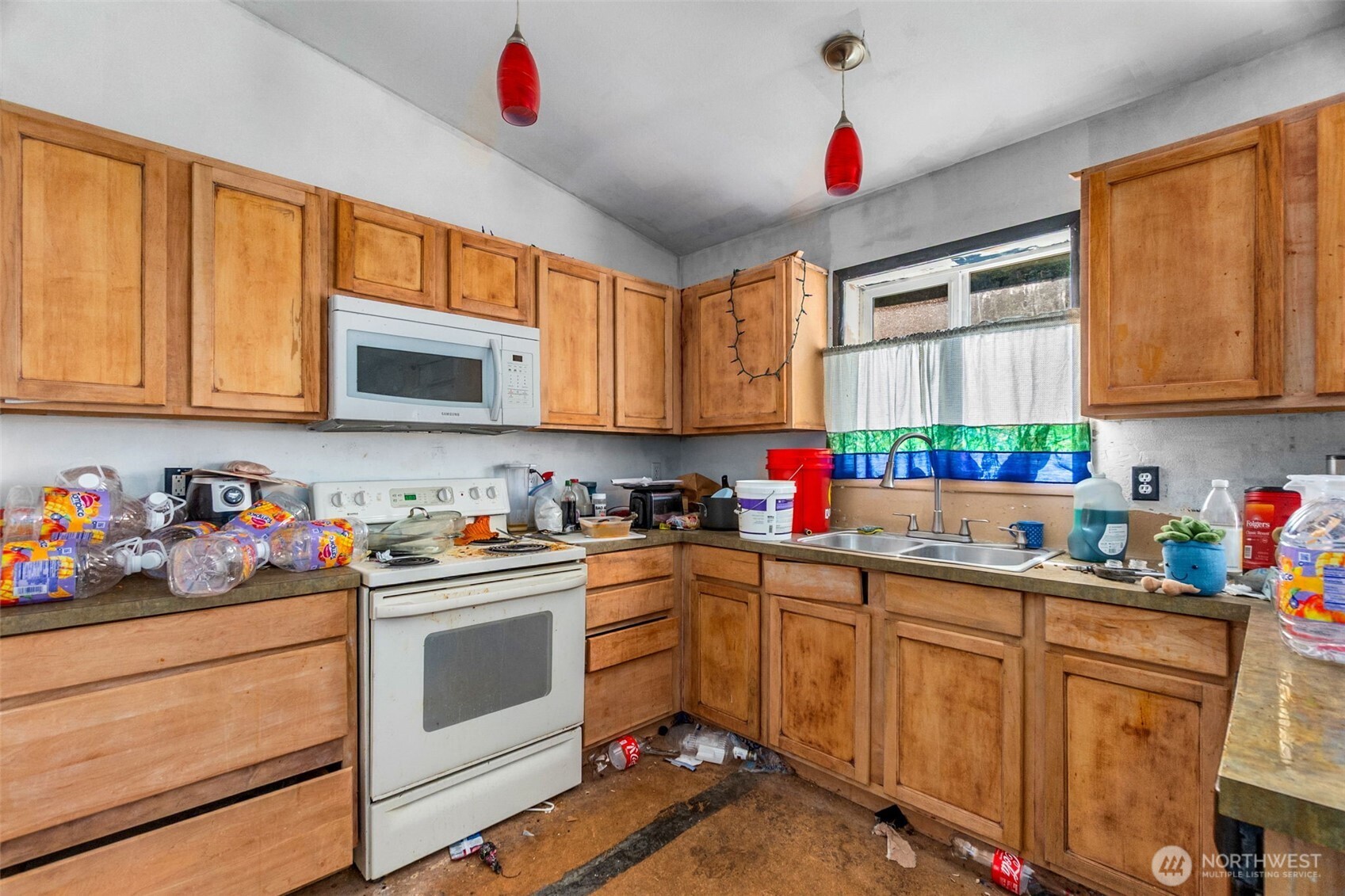 4221 Roxanna Loop Property Photo 8