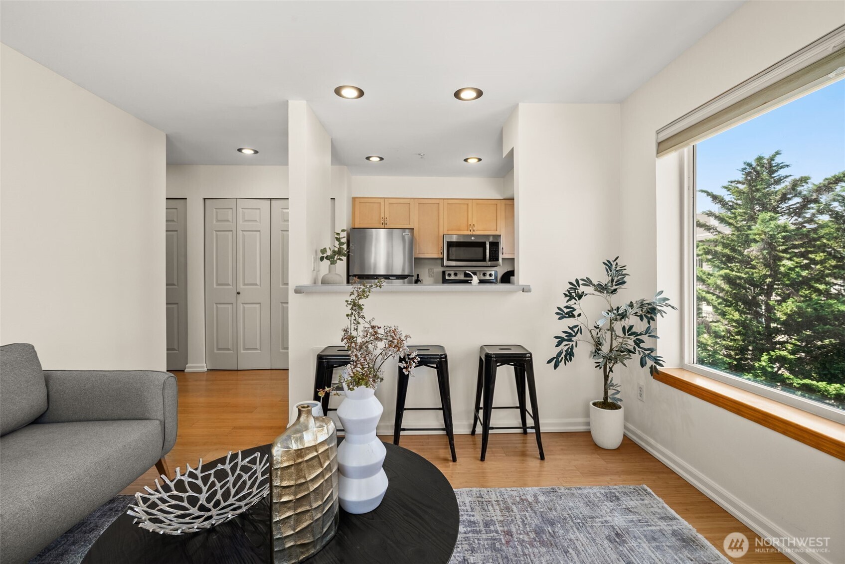 712 E Denny Way 501 Property Photo 2