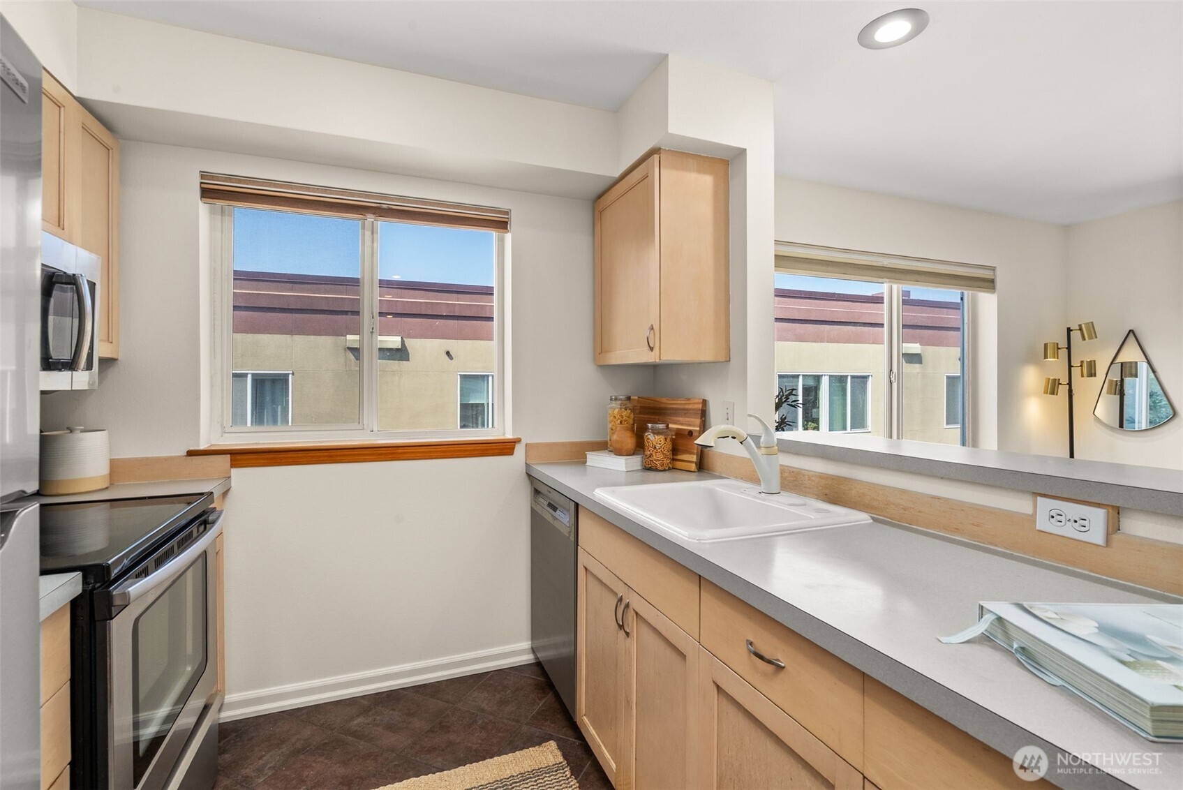712 E Denny Way 501 Property Photo 3
