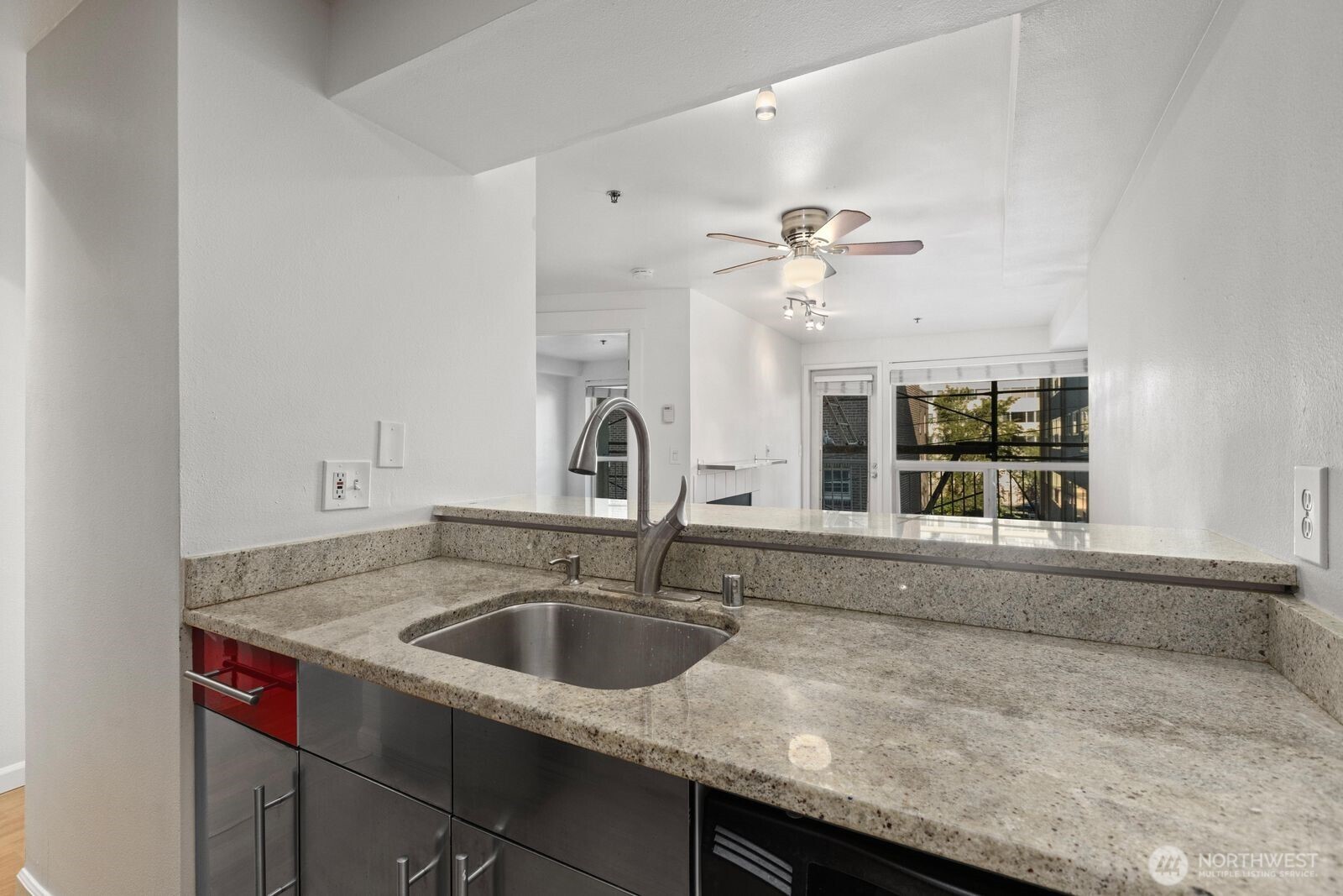 530 Melrose Avenue 507 Property Photo 6