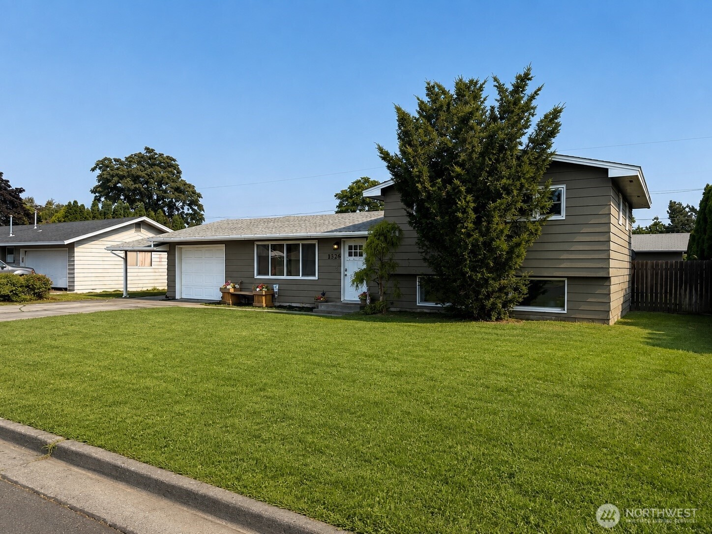 1326 E Elm Street Property Photo 2
