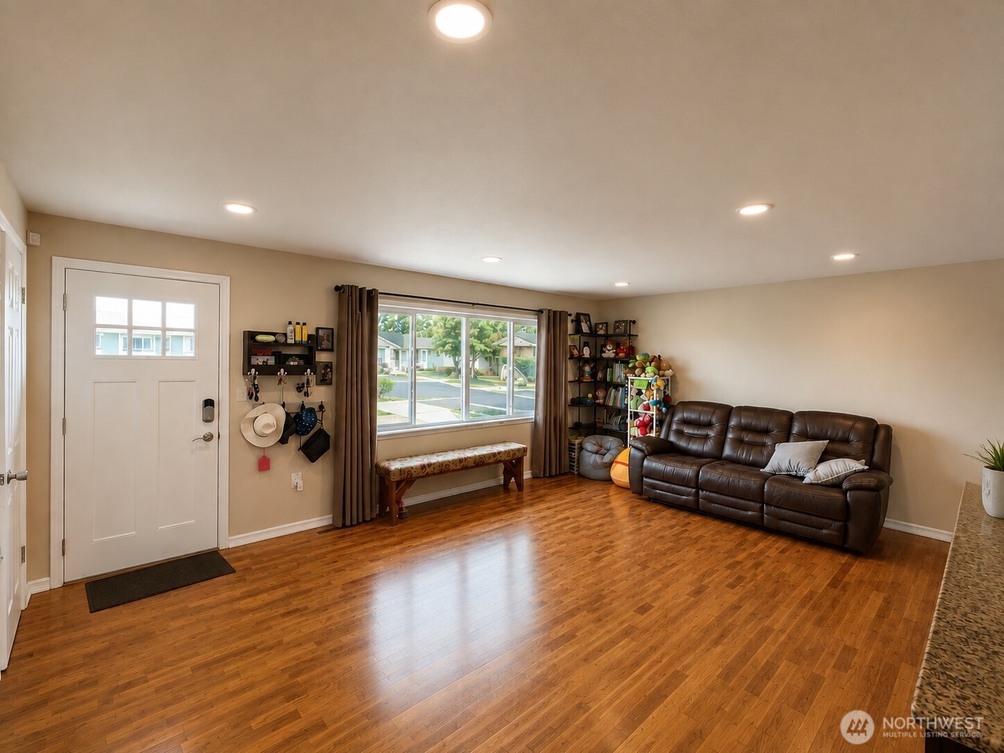 1326 E Elm Street Property Photo 4