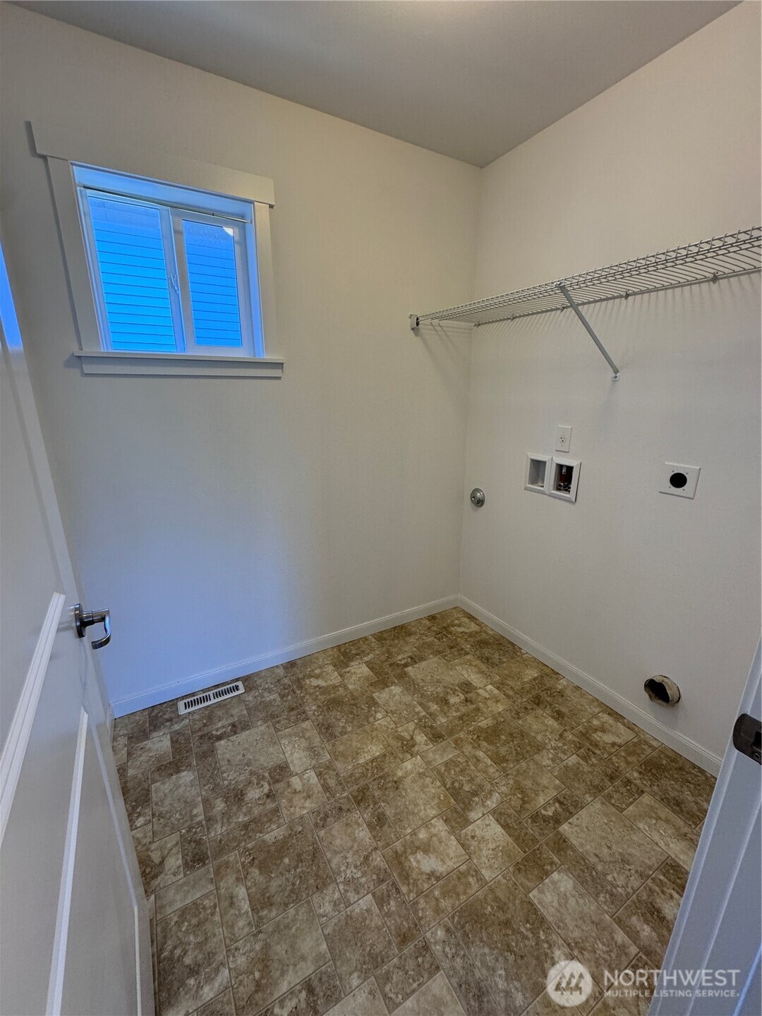 1171 Swan Loop Property Photo 18