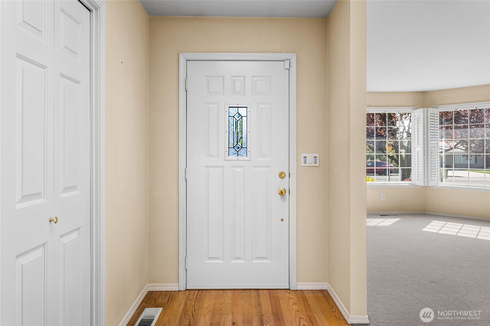 606 S 56th Avenue Property Photo 4