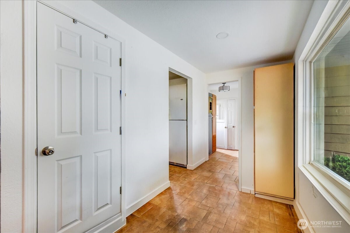9125 48th Drive Property Photo 3