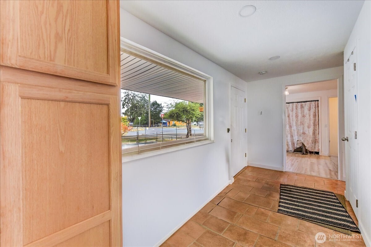 9125 48th Drive Property Photo 4