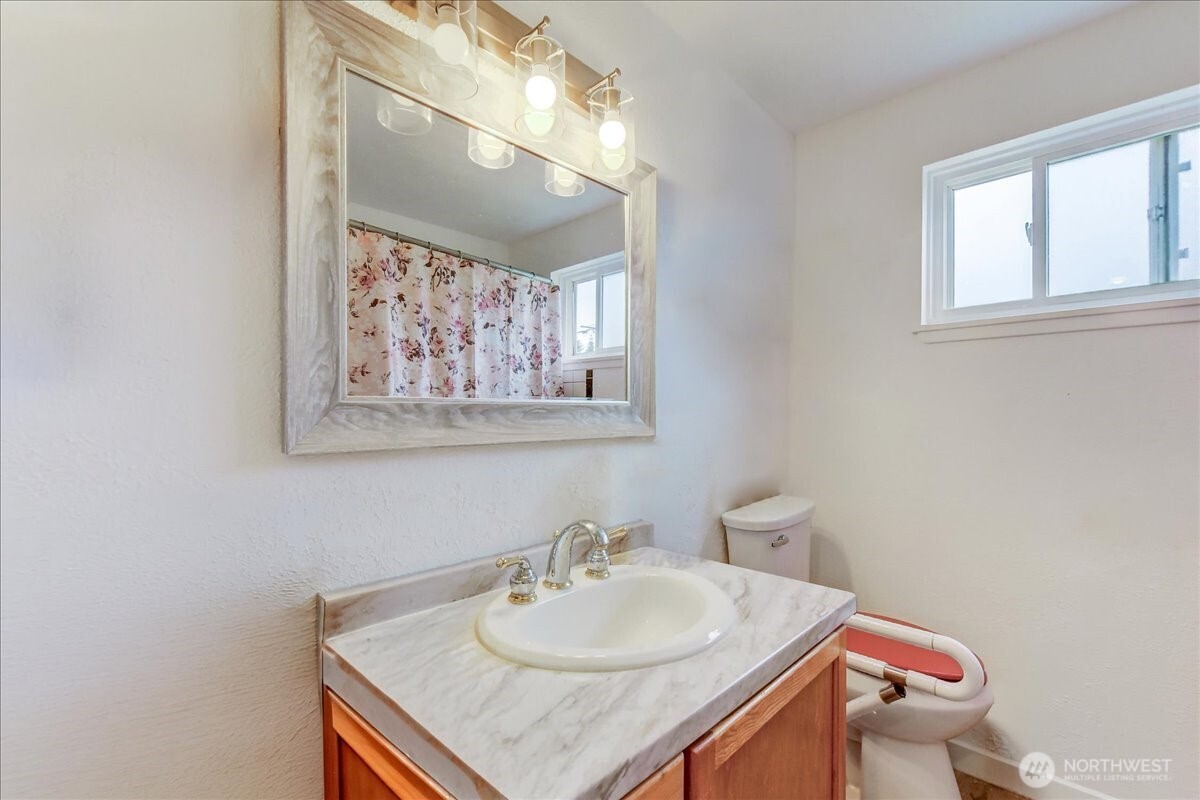 9125 48th Drive Property Photo 17