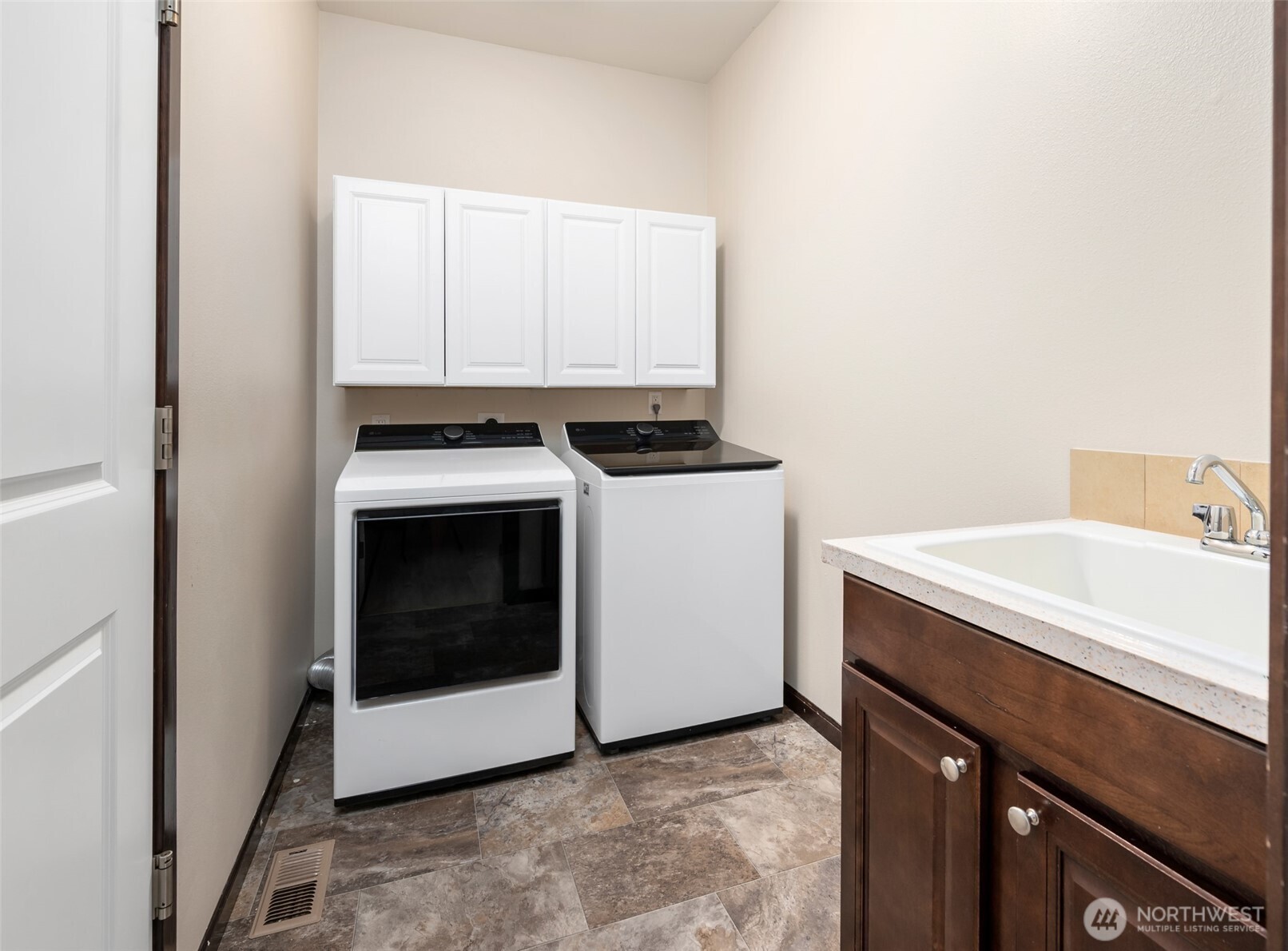 1873 Sw Downfield Way Property Photo 18