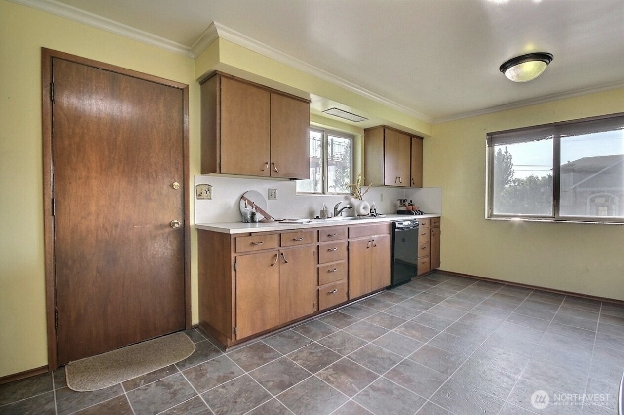 326 Renton Avenue Property Photo 14