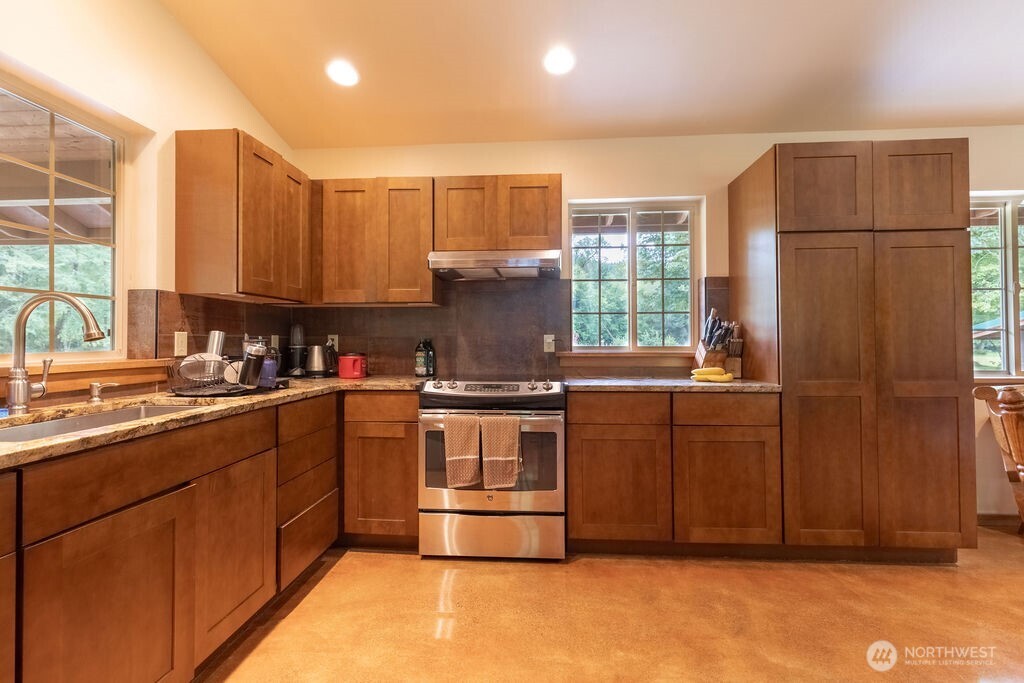 2298 Undie Road Property Photo 3