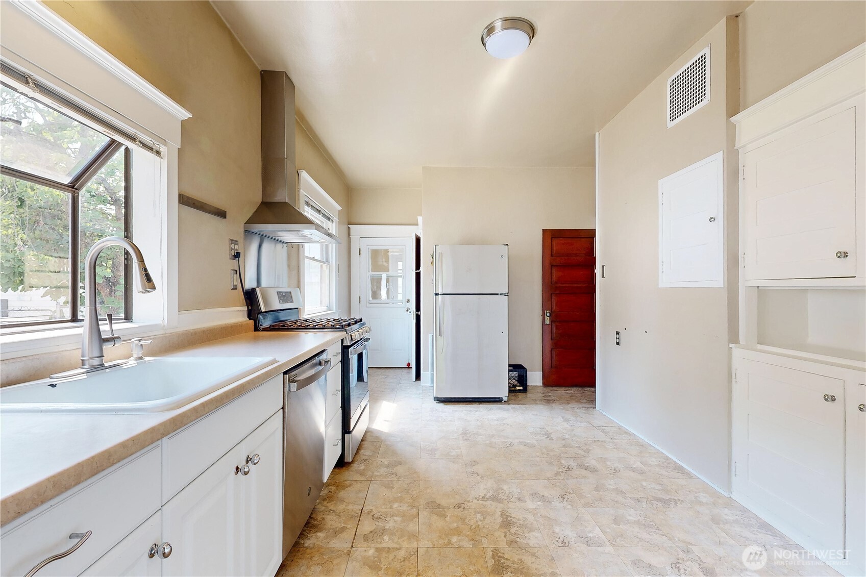 546 Locust Street Property Photo 8
