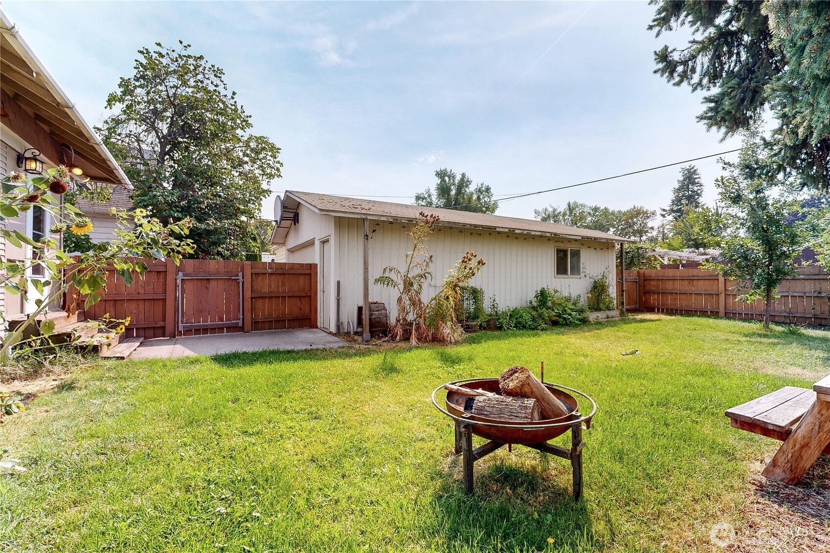 546 Locust Street Property Photo 25
